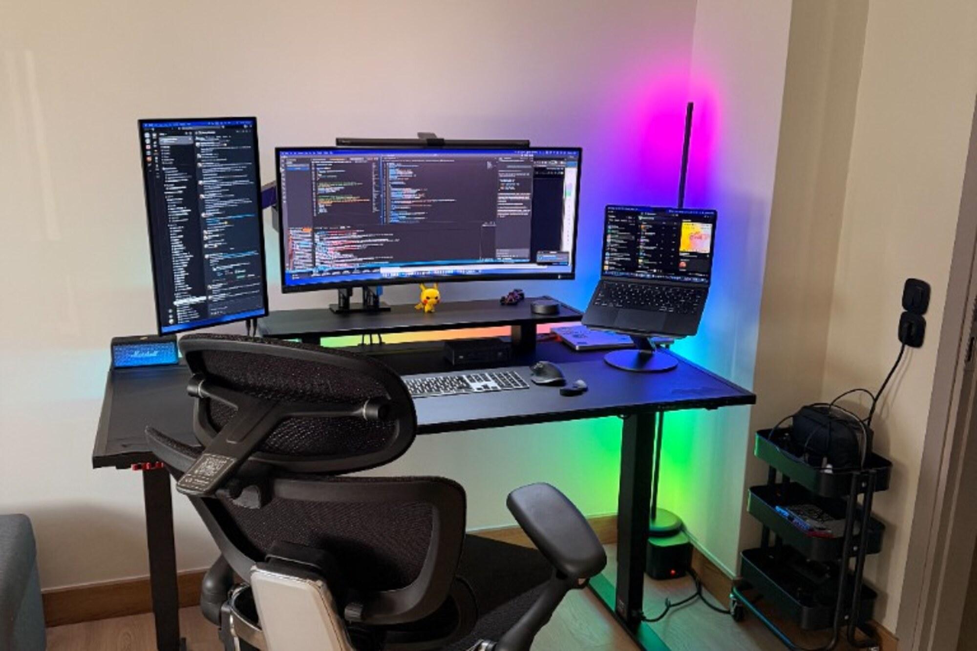 The finished desk in daylight: UPerfect in portrait, Philips Evnia ultrawide, MacBook on a stand, Hinomi chair in front