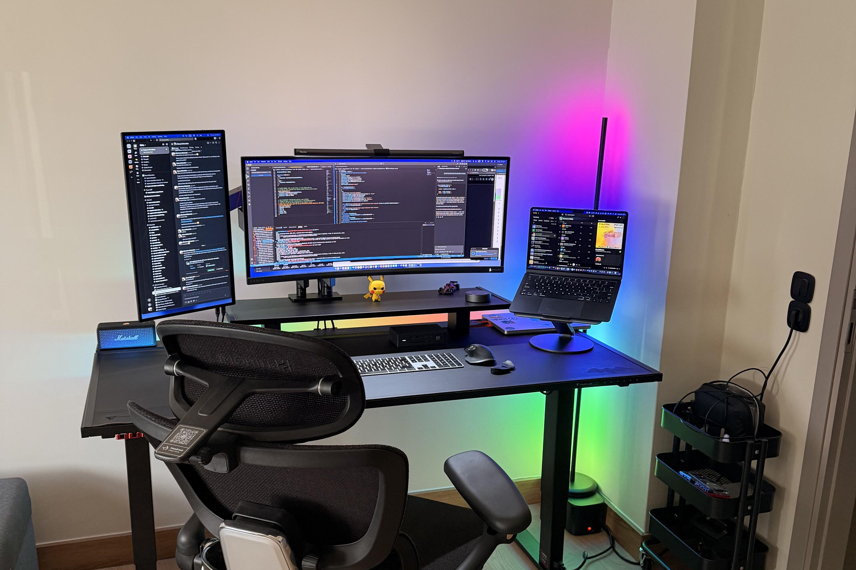 The finished desk in daylight: UPerfect in portrait, Philips Evnia ultrawide, MacBook on a stand, Hinomi chair in front